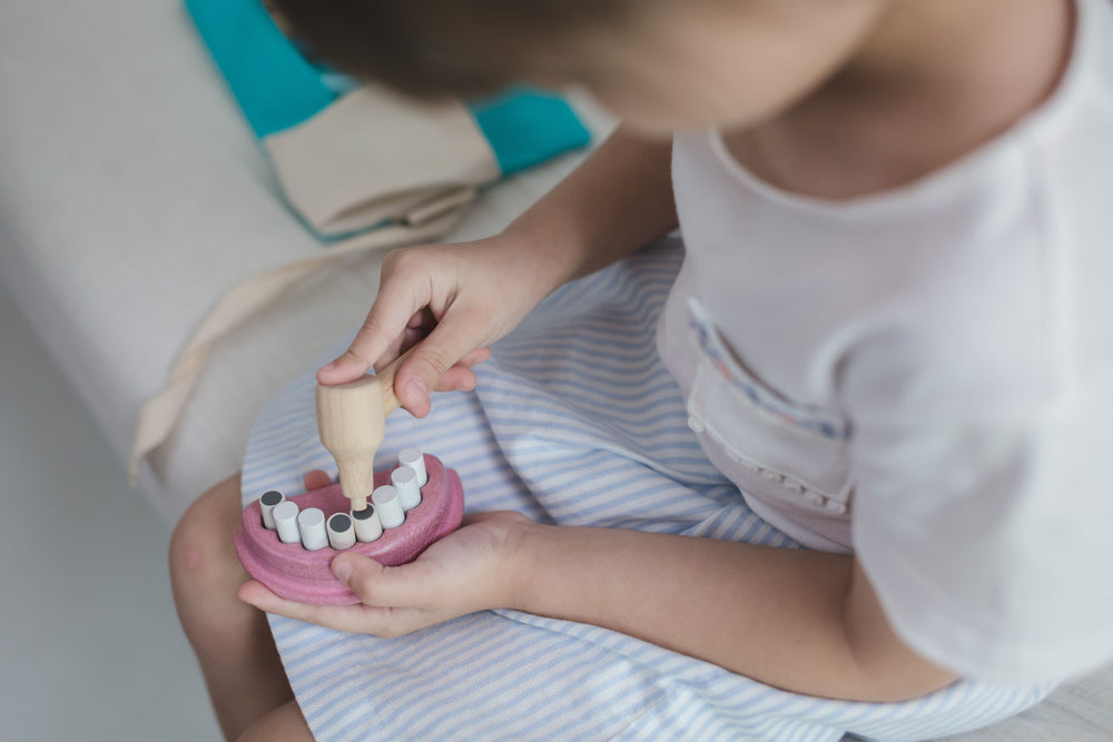 bimba che gioca al dentista 