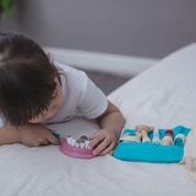 bimba che gioca al dentista