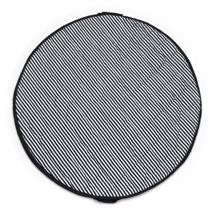 tappeto a righe bianco e nero