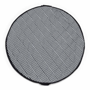 tappeto a righe bianco e nero