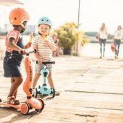 bambina su monopattino e bambino su bici senza pedali