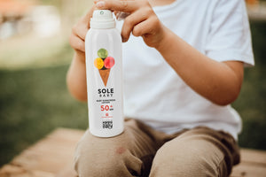 Solare bimbi SPF 50 + Eco Reef, Linea Mamma Baby. Vista del prodotto in contenitore bianco con con stampa cono gelato