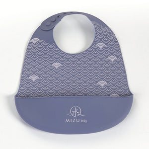 TAIKI BIB-bavaglino in silicone, Mizu Baby. Bavaglino blu con motivo ondulato stampato bianco e tasca frontale. Chiusura con asole in silicone regolabili 