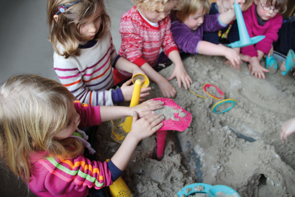 TRIPLET - Paletta Multifunzione da spiaggia, Quut. Bambini che giocano con Triplet dentro alla sabbia, utilizzandolo nei vari modi possibili