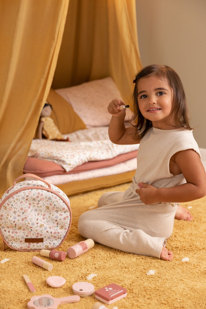 Beauty Case con trucchi in legno, Little Dutch. Bambina seduta sul tappeto che gioca con il set