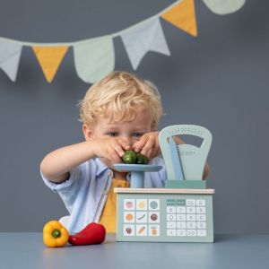 Weighing Scales, Bilancia in legno. Bambino che gioca a pesare la verdura sulla bilancia