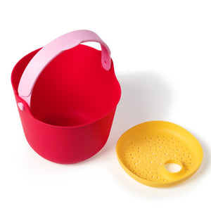 BUCKI - Secchiello da spiaggia, Quut. Secchio color rosso ciliegia con impugnatura ergonomica rosa e setaccio giallo che si può tirar fuori.