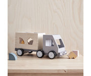 
                
                    Carica l&amp;#39;immagine nella Galleria, Camion con forme da riordinare in legno, Kid&amp;#39;s Concept
                
            