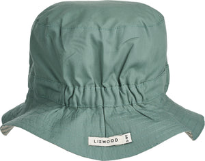 cappello verde menta con tesa larga elastcio sulla nuca e logo liewood