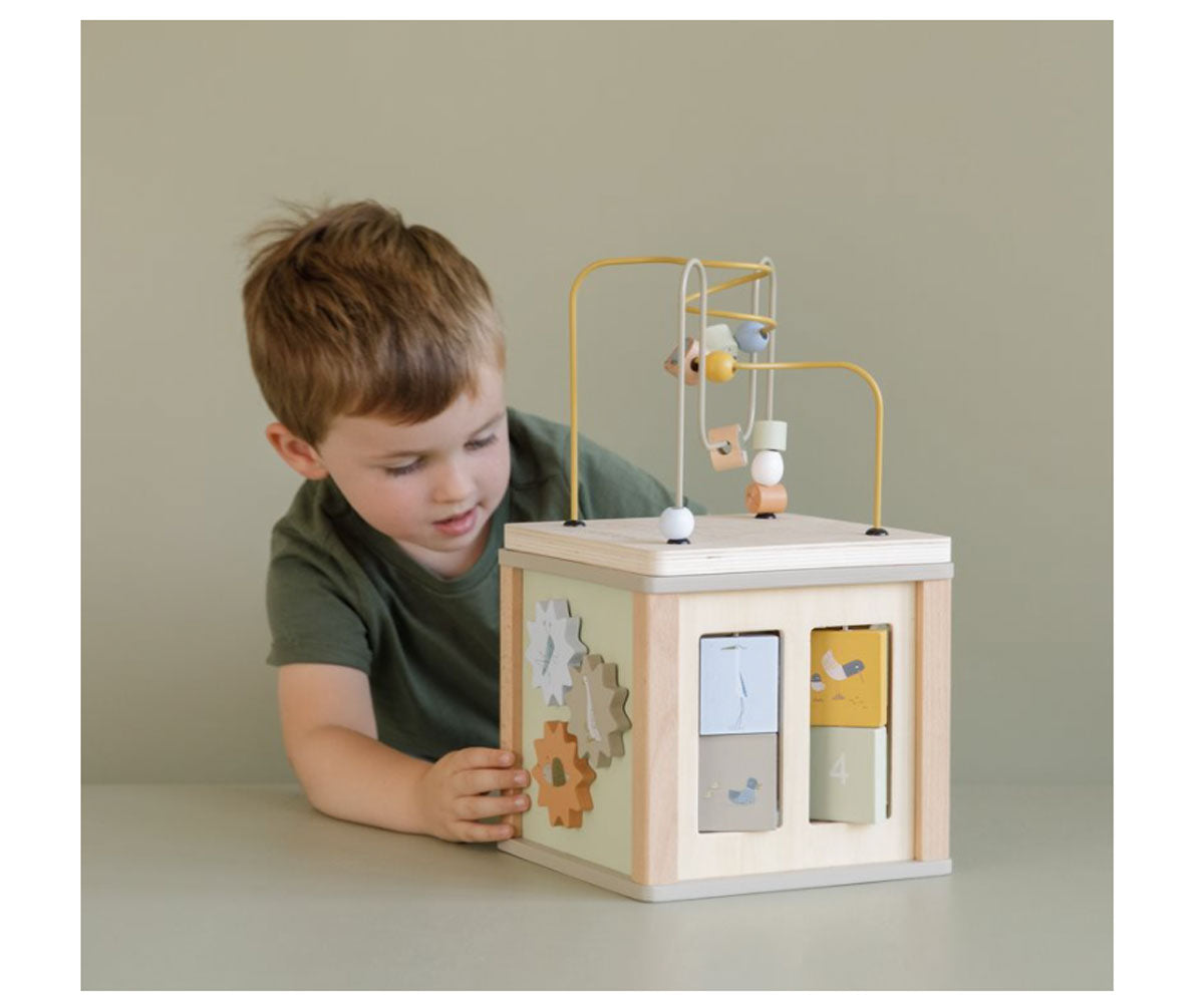 Bambino che gioca con il cubo multiattività