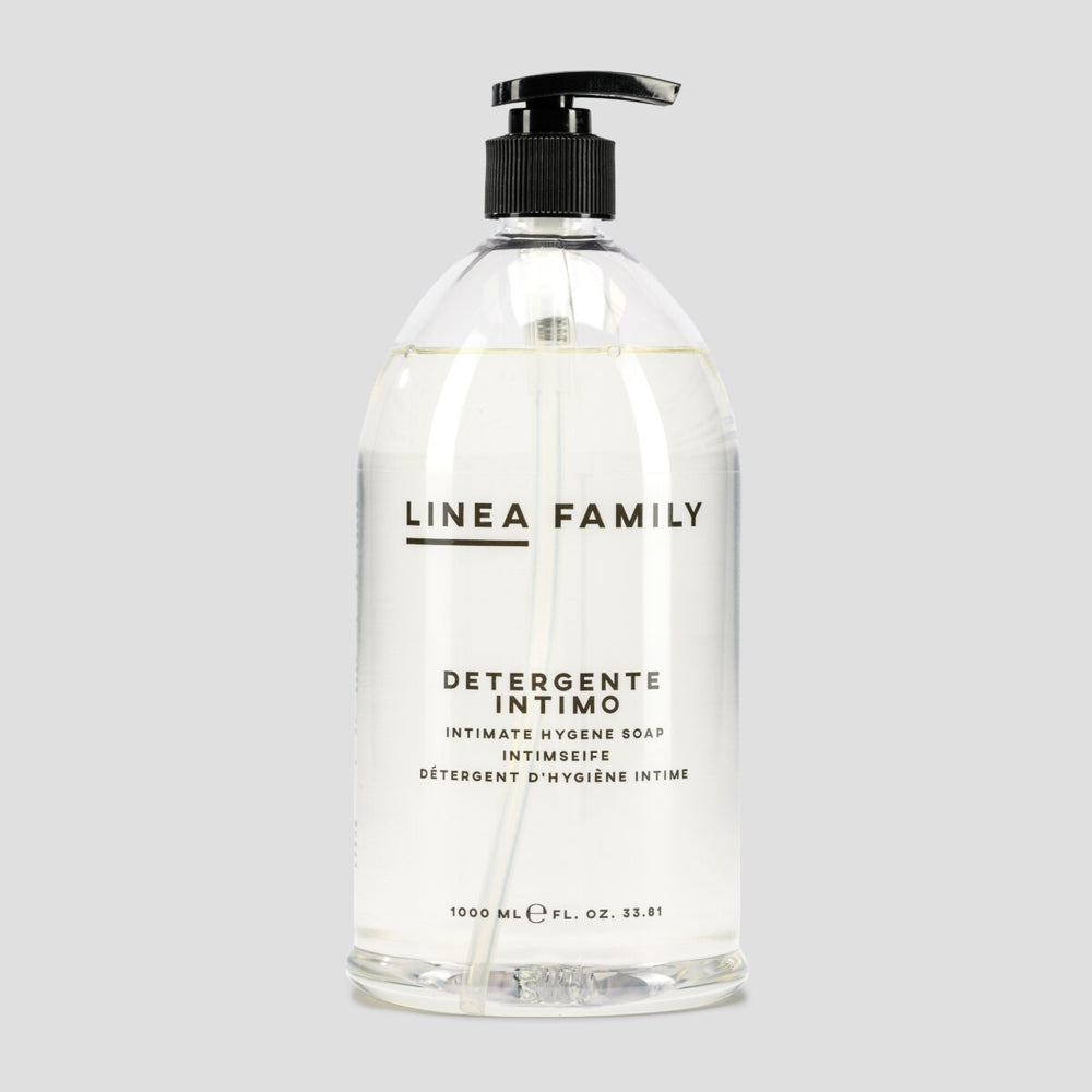 Detergente Intimo Linea Family, Linea MammaBaby, 1000 ml - confezione in plastica trasparente con tappo dosatore nero.