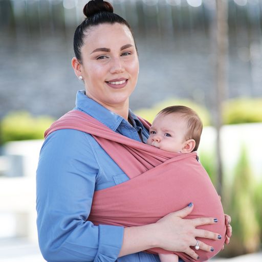 fascia elastica colore rosa pastello indossata da mamma con bimbo legato davanti