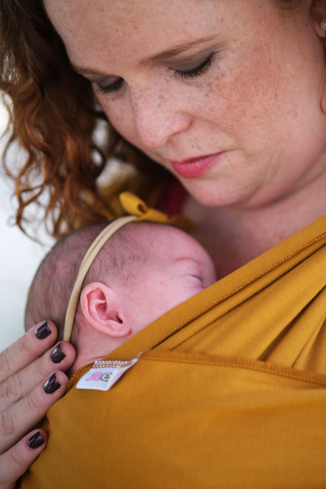 particolaredella fascia colore ocra con mamma che porta bimbo davanti