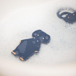 Gioco in gomma naturale a forma di elefante immerso nella vasca da bagno