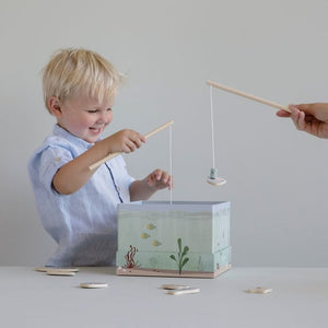 Fishing Game, Gioco della Pesca, Little Dutch. Bambino che sta giocando con il prodotto.