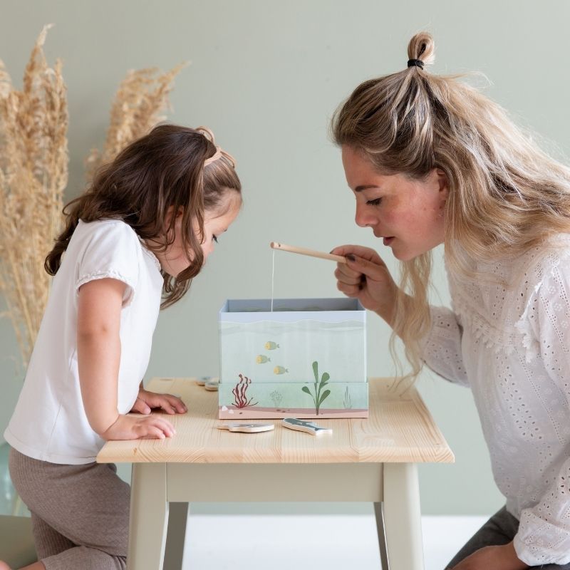 Fishing Game, Gioco della Pesca, Little Dutch. Mamma e figlia che stanno giocando con il prodotto.