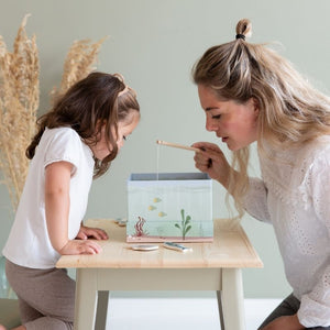 Fishing Game, Gioco della Pesca, Little Dutch. Mamma e figlia che stanno giocando con il prodotto.