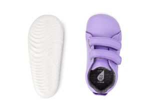 
                
                    Carica l&amp;#39;immagine nella Galleria, vista della suola e della fronte della scarpa con due strap colore lilla e suola bianca
                
            