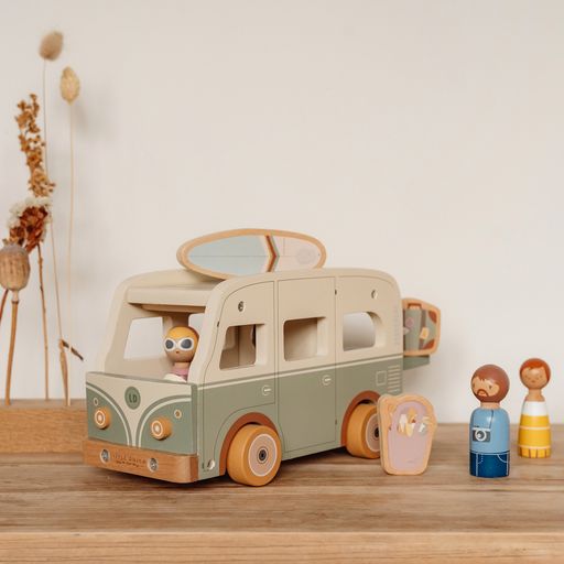 Vintage Campervan, Camper in legno, Little Dutch. Camper bianco e verde oliva con ruote gialle. Il gioco include 4 personaggi, una tavola da surf, una valigia e un carrellino della spesa.