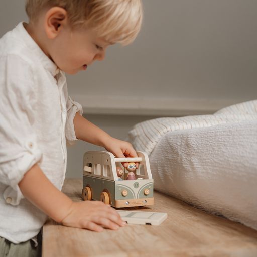 Vintage Campervan, Camper in legno, Little Dutch. Bambino che gioca con il camper