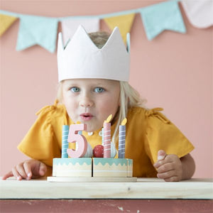 bimba che soffia candelina finta sulla torta