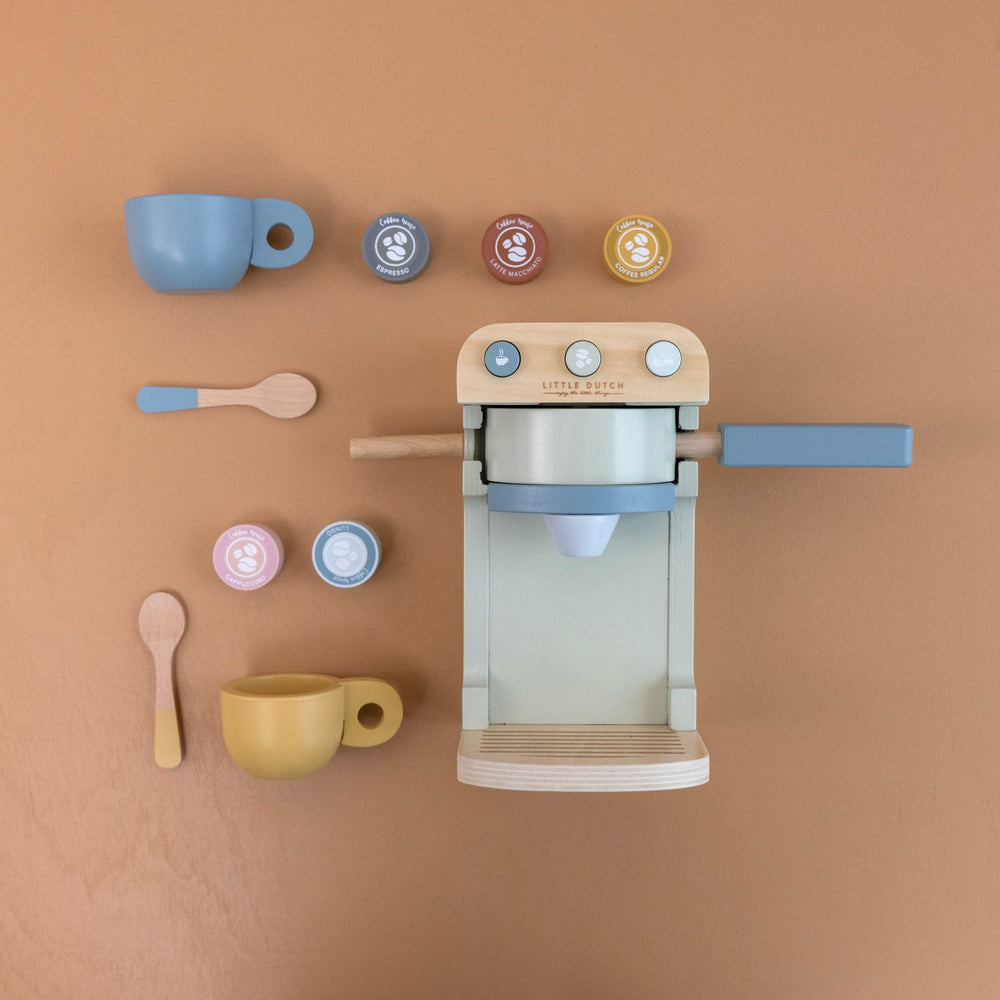 componenti del gioco: macchina del caffe, 5 cialde, due cucchiaini, due tazzine