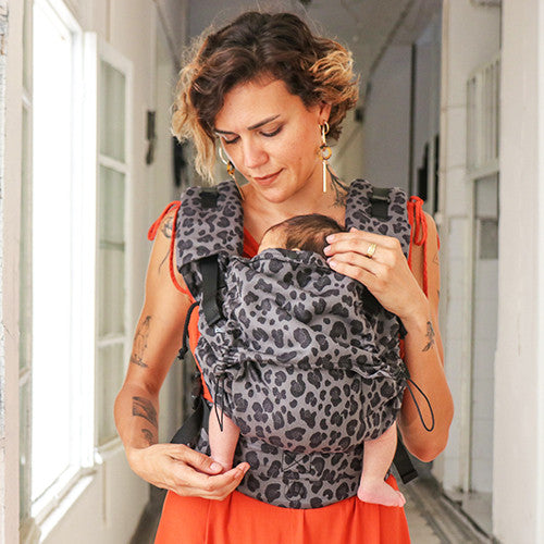 mamma che indossa davatni bimbo con marsupio regolabile neko switch