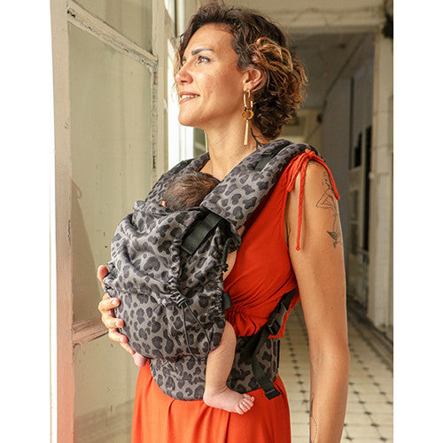 vista di fianco del marsupio neko switch fantasia leopard con bimbo messo fronte mamma