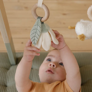 Baby Gym Palestrina, Little Dutch. Particolare del bimbo che tocca il fiore morbido margherita della palestrina a tema Piccola Oca.