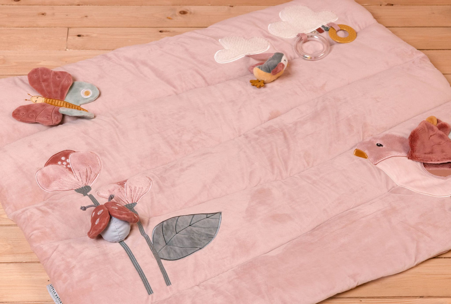 Tappeto morbido PlayPen Mat a tema Fiori e Farfalle, Little Dutch. Vista del tappeto apeto con sonagli, giochini pieghettati e nascosti pronti per essere scoperti