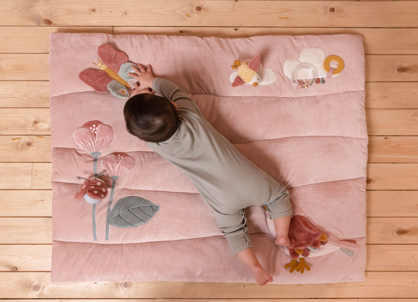 Tappeto morbido PlayPen Mat a tema Fiori e Farfalle, Little Dutch. Vista dall'alto del tappeto con bambino coricato a pancia in giù