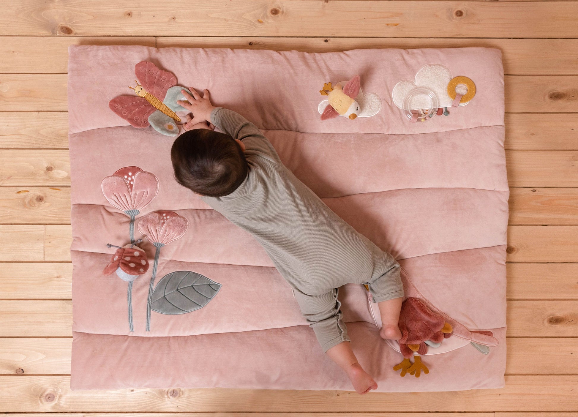 Tappeto morbido PlayPen Mat a tema Fiori e Farfalle, Little Dutch. Vista dall'alto del tappeto con bambino coricato a pancia in giù