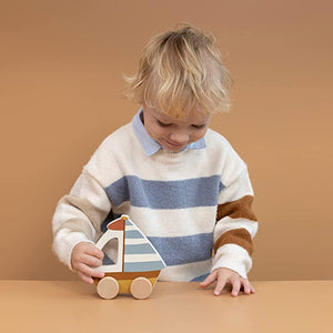 Sail Boat, barca a vela trainabile, Little Dutch. Bambino che gioca con la barca