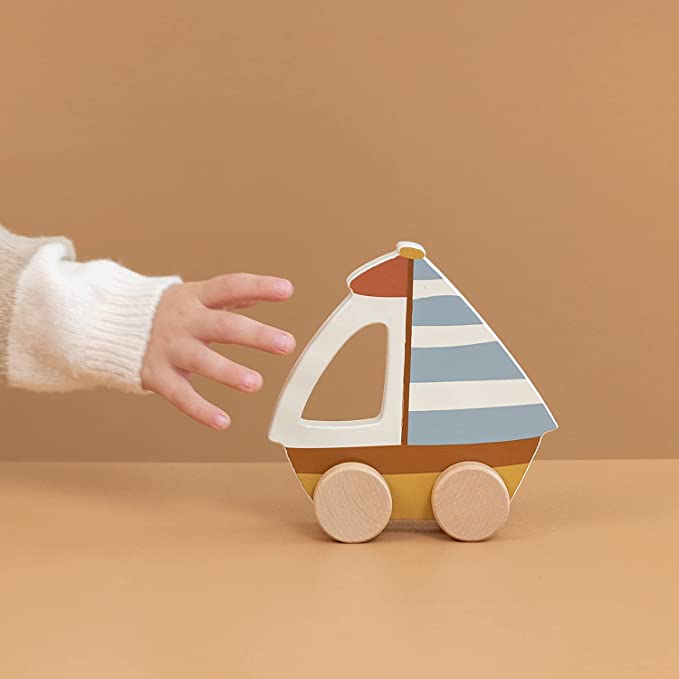 Sail Boat, barca a vela trainabile, Little Dutch. Mano di un bambino che afferra la barca trainabile