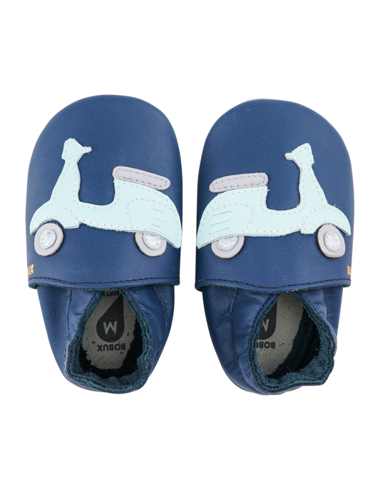 babbuccia blu con scooter azzurra