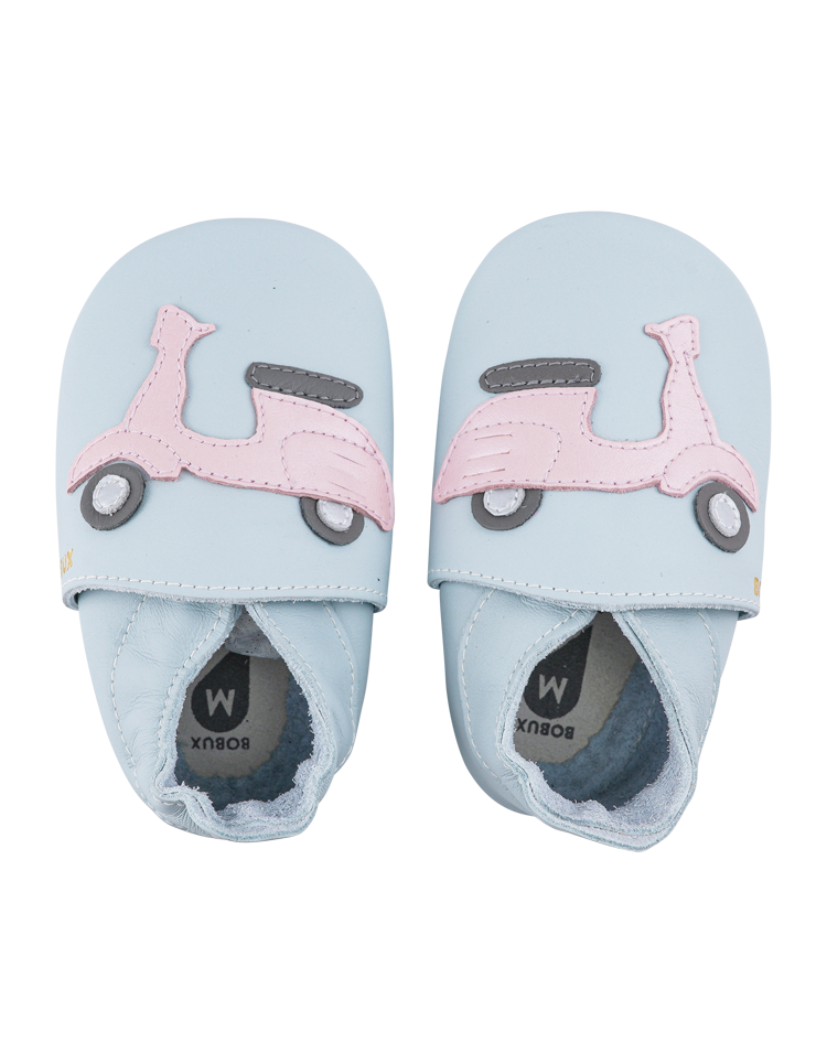 babbuccia in pelle azzurra con vespa rosa