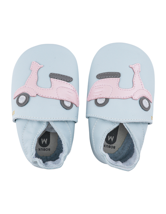 babbuccia in pelle azzurra con vespa rosa