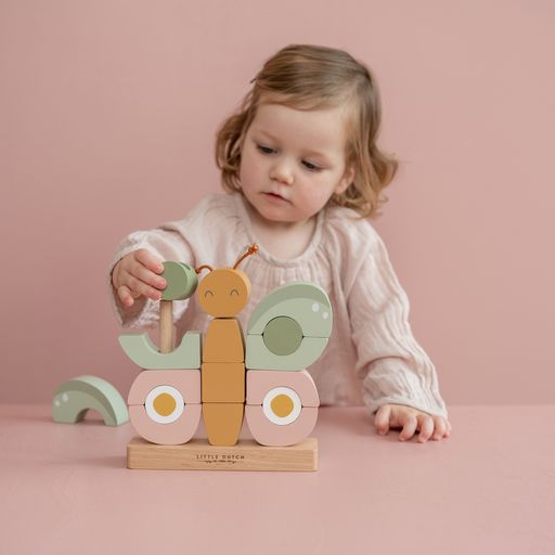 Stacker Butterfly, gioco impilabile a tema farfalla in legno, Little Dutch. Bambina che gioca a ricostruire la farfalla.