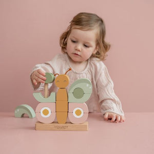 Stacker Butterfly, gioco impilabile a tema farfalla in legno, Little Dutch. Bambina che gioca a ricostruire la farfalla.