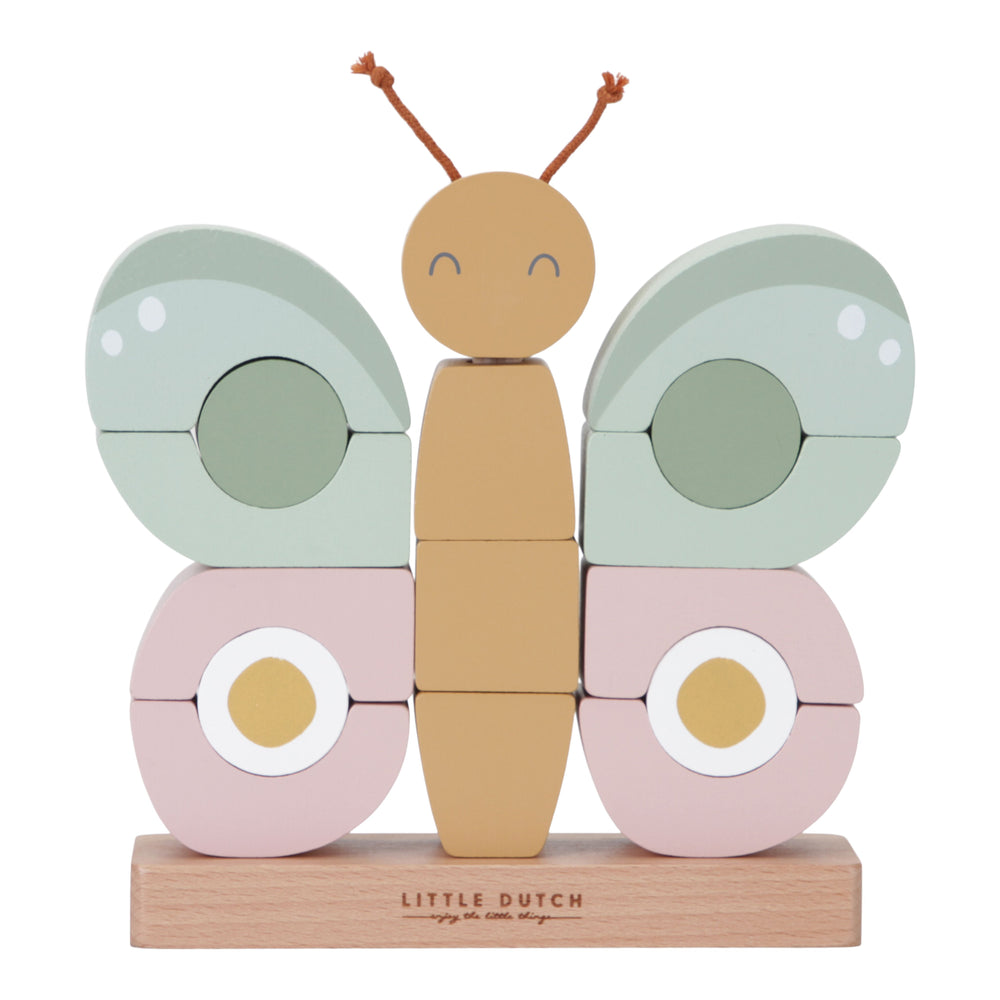 Stacker Butterfly, gioco impilabile a tema farfalla in legno, Little Dutch. 17 pezzi in legno colori pastello che messi insieme formano una farfalla. dalle ali verdi e rosa. Le orecchie della farfalla sono in corda marrone.