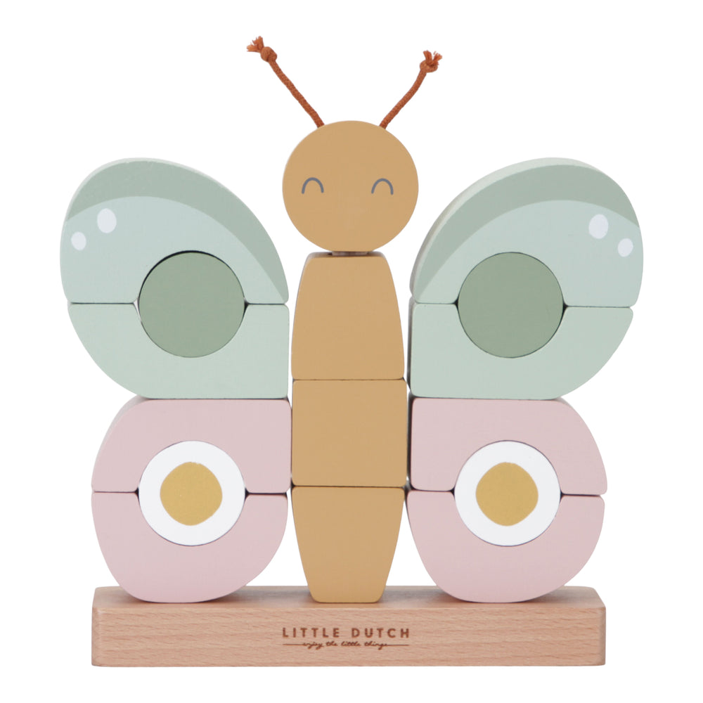 Stacker Butterfly, gioco impilabile a tema farfalla in legno, Little Dutch. 17 pezzi in legno colori pastello che messi insieme formano una farfalla. dalle ali verdi e rosa. Le orecchie della farfalla sono in corda marrone.