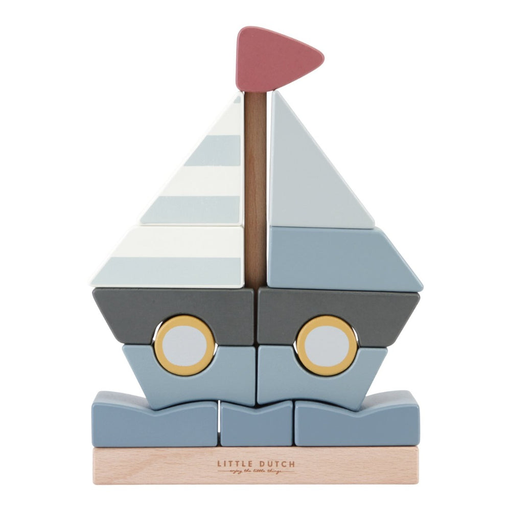 Stacker Sailboat, gioco impilabile a tema barca a vela, in legno di Little Dutch. Blocchi impilabili di varie dimensioni e colori che uniti formano una barca a vela.