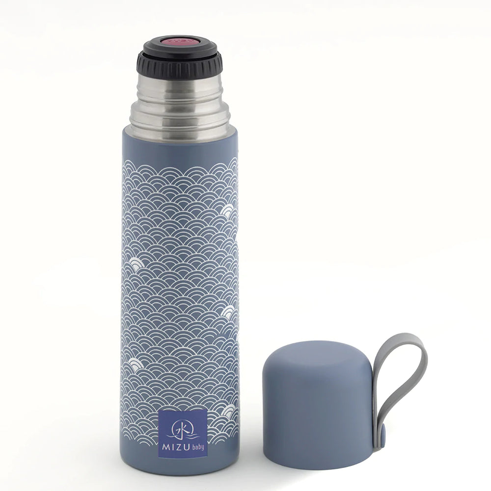 Thermos Yume 500 ml, Mizu Baby. Contenitore termico blu con laccio in silicone nella parte alta del tappo, per facilitare la presa e il trasporto. Il tappo può diventare un bicchiere. Tappo con chiusura e apertura a pressione “one touch”.