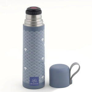 Thermos Yume 500 ml, Mizu Baby. Contenitore termico blu con laccio in silicone nella parte alta del tappo, per facilitare la presa e il trasporto. Il tappo può diventare un bicchiere. Tappo con chiusura e apertura a pressione “one touch”.