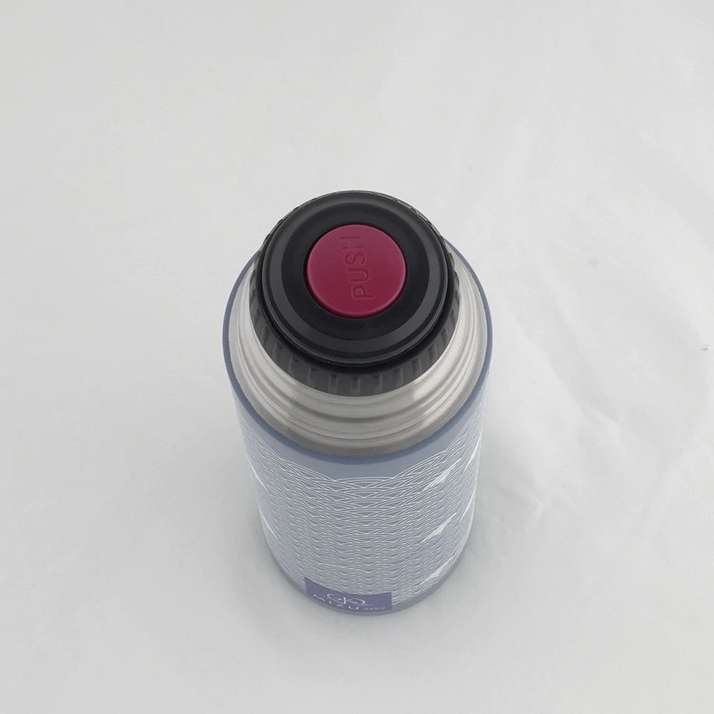 
                
                    Carica l&amp;#39;immagine nella Galleria, Thermos Yume 500 ml, Mizu Baby. Contenitore termico blu con tappo di chiusura e apertura a pressione “one touch” rosso.
                
            