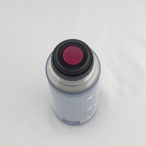 Thermos Yume 500 ml, Mizu Baby. Contenitore termico blu con tappo di chiusura e apertura a pressione “one touch” rosso.