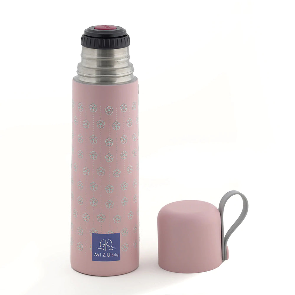 Thermos Yume 500 ml, Mizu Baby. Contenitore termico rosa con laccio in silicone nella parte alta del tappo, per facilitare la presa e il trasporto. Il tappo può diventare un bicchiere. Tappo con chiusura e apertura a pressione “one touch”.