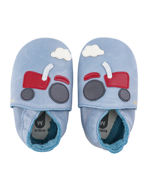 babbucce in pelle azzurra con trattore rosso e grigio