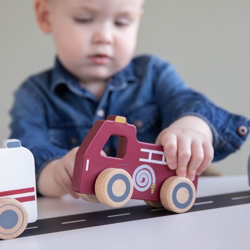 Emergency Services Vehicles, Veicoli per servizi d'emergenza. Bambino che gioca con il camion dei pompieri.