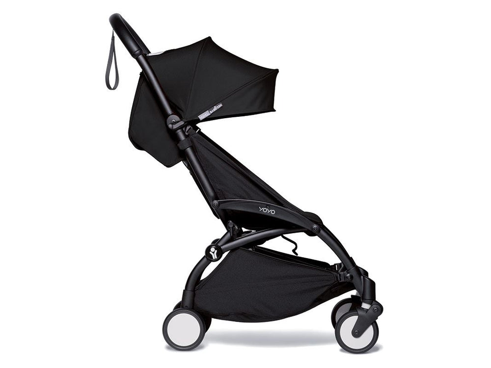 vista laterale del passeggino yoyo con rivestimento nero e telaio nero